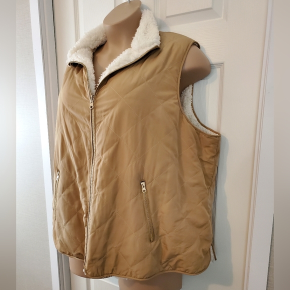 Reversible Sherpa Vest - Picture 4 of 12